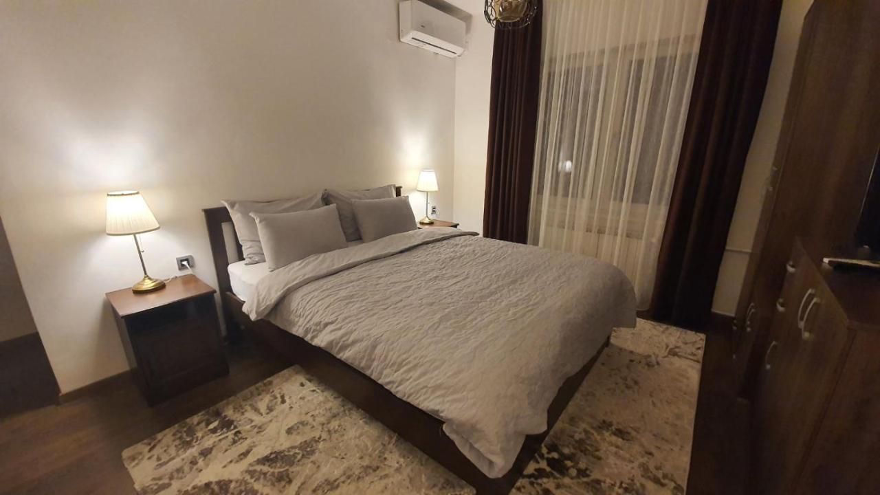 Iris Apartment *